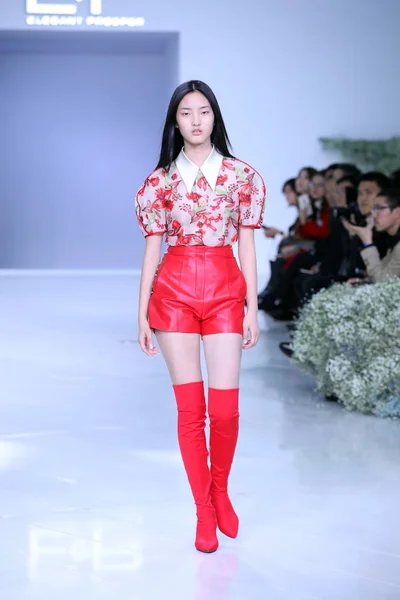 モデルは 2017 中国北京で中国ロンドンファッションウィークの春 2018 年中に のファッションショーで新しい創造を表示します — ストック写真