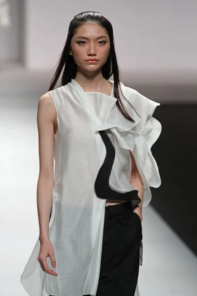 モデルは 2017 中国北京で中国ロンドンファッションウィークの春 2018 年中に秋 Peina によって創造的なドレープのファッションショーで新しい創造を表示します — ストック写真
