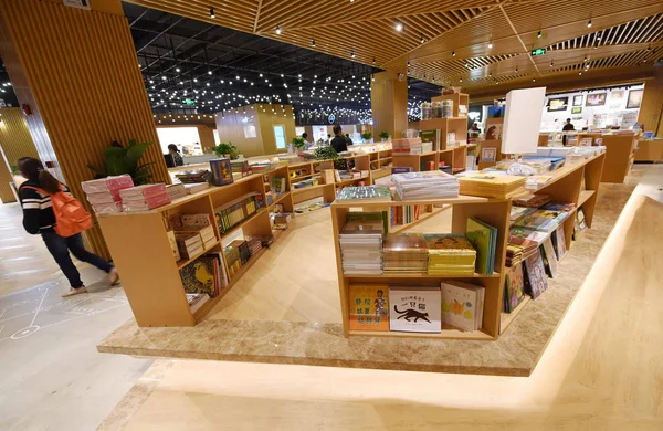 Los Clientes Leen Libros Librería Con Diferentes Funciones Ciudad Hangzhou — Foto de Stock