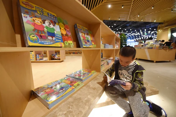 Дитина Читає Книги Книжковому Магазині Featuring Різні Функції Ханчжоу Сіті — стокове фото
