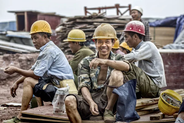 Des Travailleurs Migrants Chinois Reposent Sur Chantier Projet Immobilier Chongqing — Photo