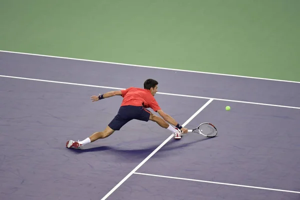Novak Djokovic Serbiens Returnerar Ett Skott Till Fabio Fognini Italien — Stockfoto