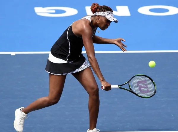 Venus Williams Stanów Zjednoczonych Zwraca Strzał Risa Ozaki Japonii Pierwszym — Zdjęcie stockowe