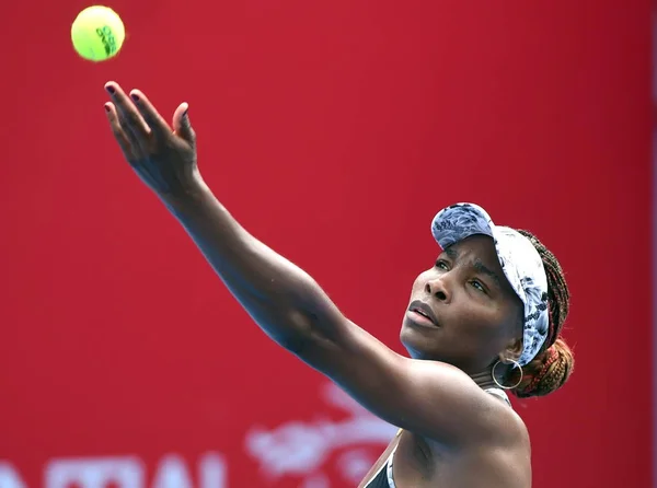 Venus Williamsová Spojených Států Slouží Proti Risa Ozaki Japonska Jejich — Stock fotografie