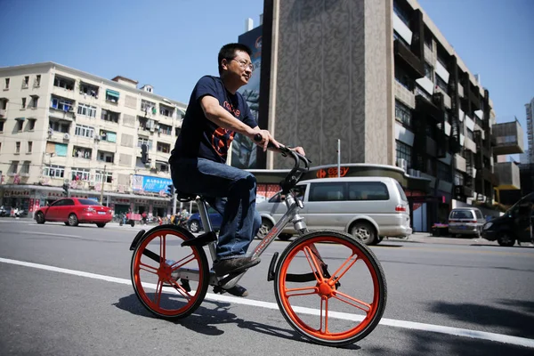 2016年5月12日 中国自行车共享服务公司 Mobike 创始人兼 Ceo 王晓峰在中国上海的公路上骑着莫池的自行车 — 图库照片