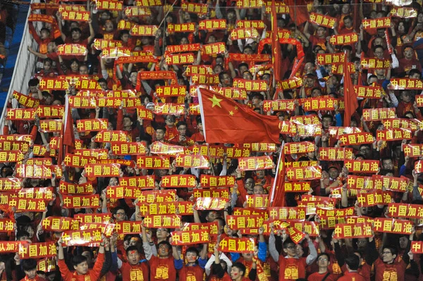 Fãs Futebol Chinês Gritam Slogans Para Mostrar Apoio Seleção Chinesa — Fotografia de Stock