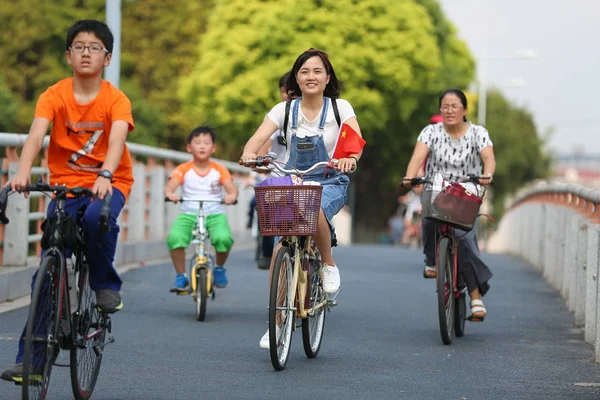 Филе Китайцы Ездят Велосипедах Дороге Шанхае Китай Сентября 2016 — стоковое фото