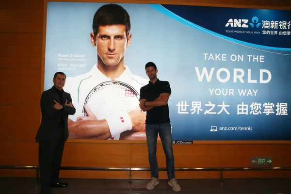 Novak Djokovic Serbie Droite Pose Pour Des Photos Avec Une — Photo