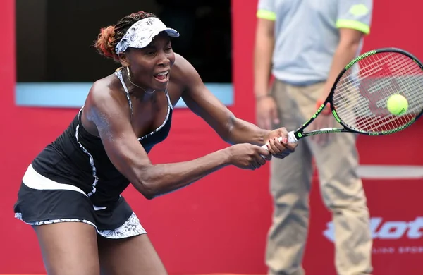 Venus Williams Amerika Birleşik Devletleri Bir Atış Için Risa Ozaki — Stok fotoğraf