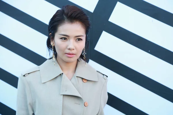 Aktris Tiongkok Liu Tao Berpose Peragaan Busana Louis Vuitton Pada — Stok Foto