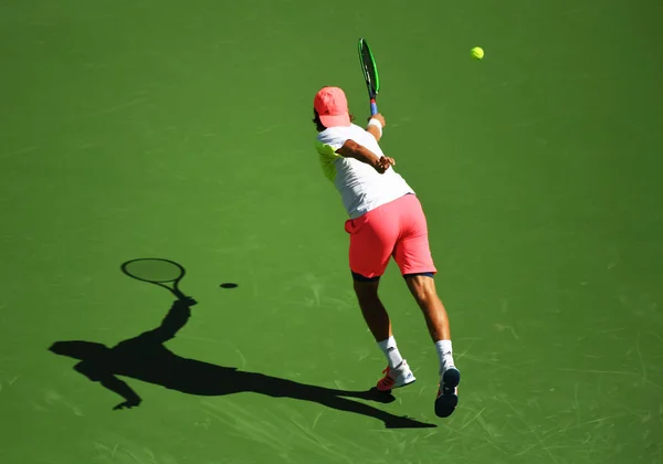 フランスのルーカス Pouille スペインのフェルナンド ベルダスコにショットを返します 男子シングルスの初戦で 2016年上海マスターズ テニス大会で 上海で 2016 — ストック写真