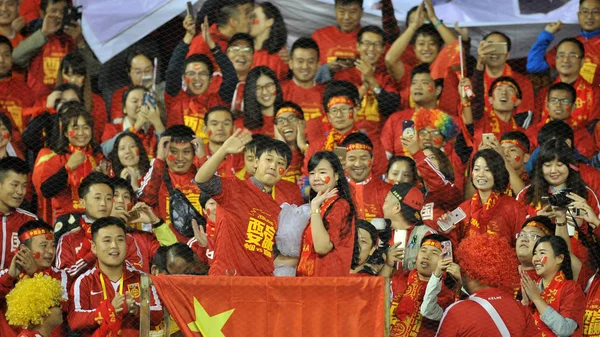 Chiński Kibiców Krzyczeć Hasła Aby Pokazać Poparcie Dla Reprezentacja Chin — Zdjęcie stockowe