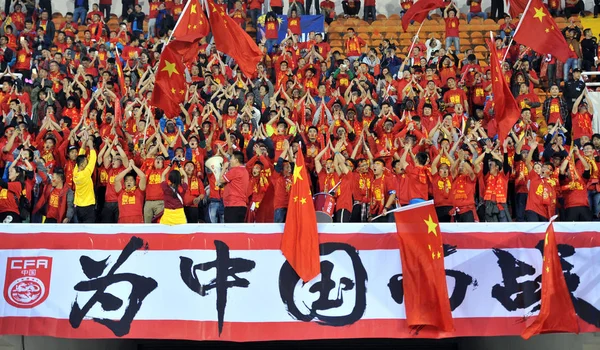 Los Aficionados Fútbol Chino Gritan Consignas Para Mostrar Apoyo Selección — Foto de Stock