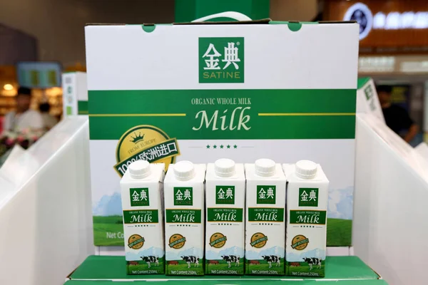 Yili Nin Sahindi Organik Sütü Karton Şanghay Sergileniyor Çin Mayıs — Stok fotoğraf