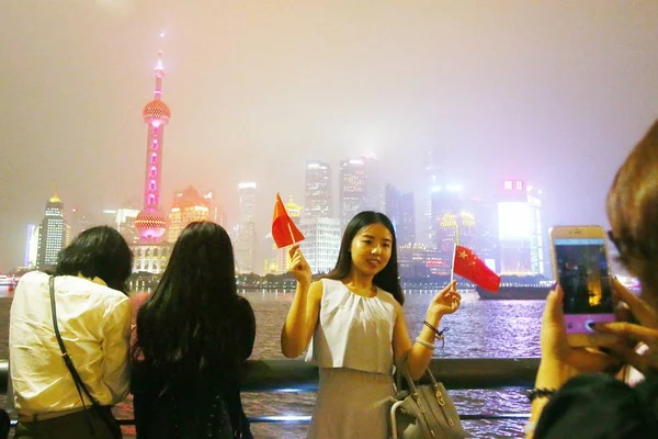 Tourists Crowd Promenade Bund Huangpu River Ahead National Day Holiday — Stock Photo, Image