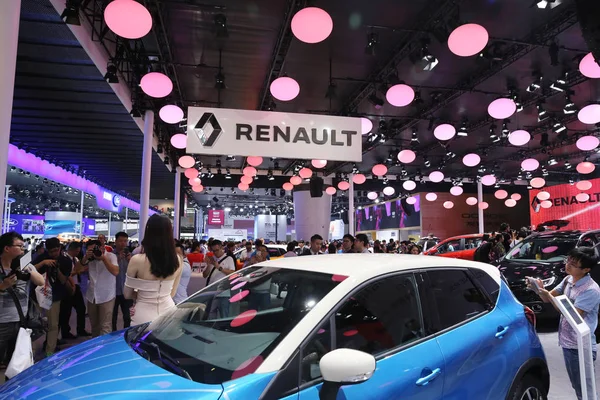 Los Visitantes Congregan Stand Renault Durante 13ª Exposición Internacional Automóviles —  Fotos de Stock