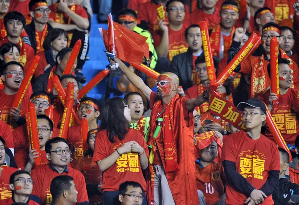 Fãs Futebol Chinês Gritam Slogans Para Mostrar Apoio Seleção Chinesa — Fotografia de Stock