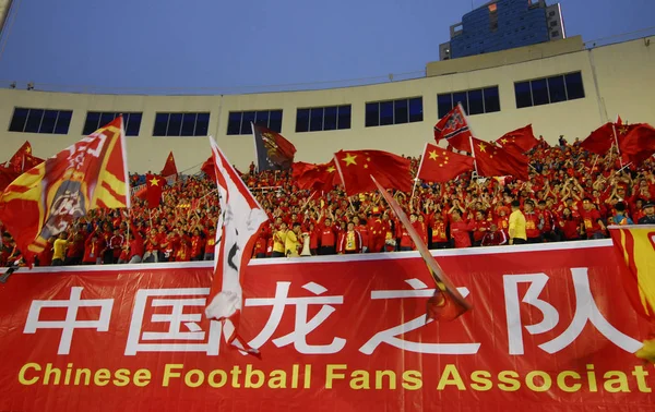 Los Aficionados Fútbol Chino Gritan Consignas Para Mostrar Apoyo Selección — Foto de Stock