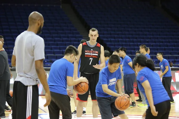 Sam Dekker Houston Rockets Centre Demande Aux Jeunes Fans Jouer — Photo