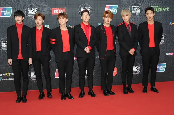 Membros Grupo Masculino Sul Coreano Monsta Posam Tapete Vermelho Quando — Fotografia de Stock