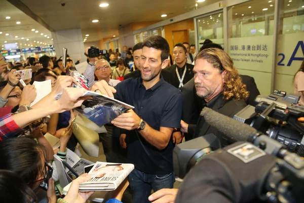 Novak Djokovic Serbien Center Tecken Autografer För Fans Efter Ankomsten — Stockfoto