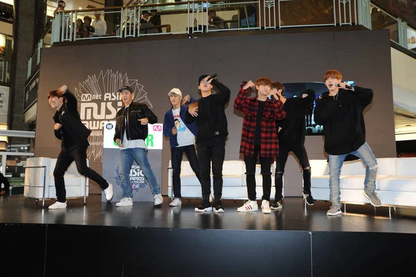 韓国の少年グループ Monsta のメンバー 2015 Mnet アジア音楽賞 中国でのプロモーション イベントに出席 2015 — ストック写真