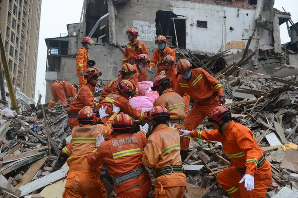 Китайские Спасатели Вынесли Тело Жертвы Обломков Разрушенных Зданий Городе Вэньчжоу — стоковое фото