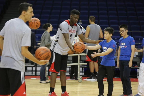 Clint Capela Houston Rockets Center Instructs Young Fans Play Basketball — Stock Photo, Image