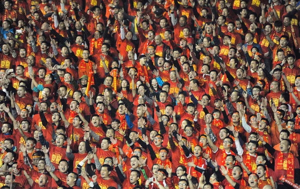 Los Aficionados Fútbol Chino Gritan Consignas Para Mostrar Apoyo Selección —  Fotos de Stock