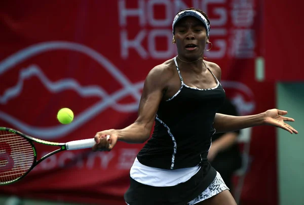 Venus Williams Stanów Zjednoczonych Zwraca Strzał Risa Ozaki Japonii Pierwszym — Zdjęcie stockowe