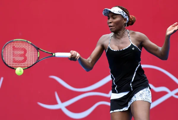 Venus Williams Amerika Birleşik Devletleri Bir Atış Için Risa Ozaki — Stok fotoğraf