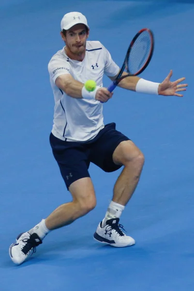 イギリスのアンディ マレーは ロシアのアンドレイ クズネツォフにショットを返しますその男子シングルス第二ラウンドの試合で 2016年中国オープン テニス大会で北京 2016 — ストック写真