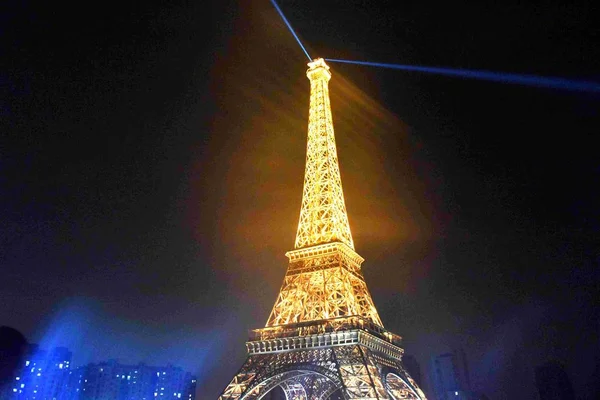 2016年10月9日 在中国东部浙江省杭州市 一个复制巴黎的中国小社区天都城 埃菲尔铁塔的半尺寸复制品被照亮 — 图库照片