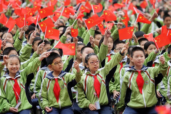 Молодые Китайские Студенты Размахивают Национальными Флагами Время Торжественного Мероприятия Посвященного — стоковое фото