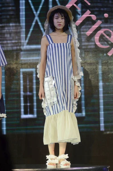 Modeller Visar Nya Skapelser Modevisning Museum Friendship Mof Den Shanghai — Stockfoto