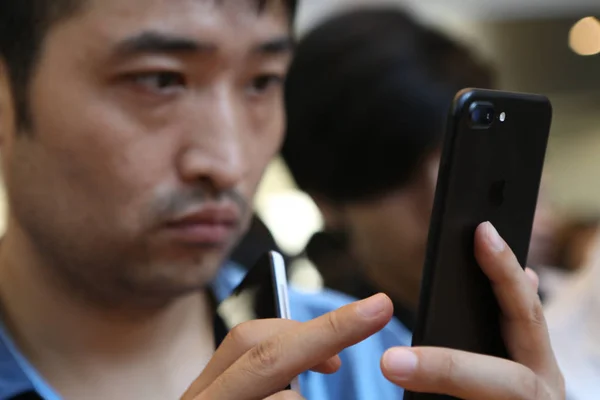 Seorang Pembeli Mencoba Iphone Smartphone Apple Store Shanghai Cina September — Stok Foto