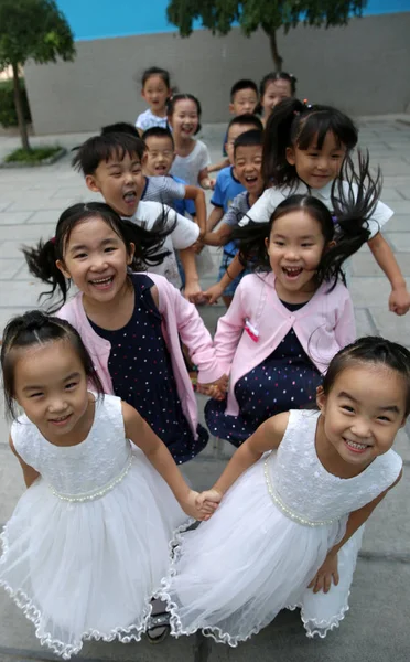 2016年9月5日 中国北部河北省半安市の遊び場で 新たに同じ小学校に入学した双子の7組が集合写真を撮るポーズをとった — ストック写真