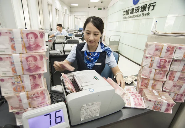 Китайський Клерк Розраховує Юанів Єни Юанів Банкноти Галузі Банку Китаю — стокове фото