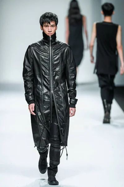 Model Zobrazuje Nové Stvoření Módní Přehlídce Ymin Během Šanghajské Fashion — Stock fotografie