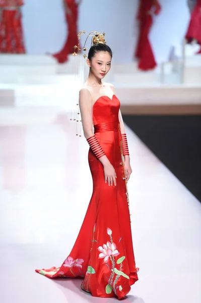 Модель Демонстрирует Новое Творение Показе Мод Цай Мэюэ Тайваньским Дизайнером — стоковое фото