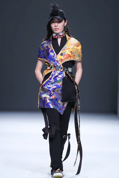 Model Displays New Creation Fashion Show Just Case Shanghai Fashion — Stock Photo, Image