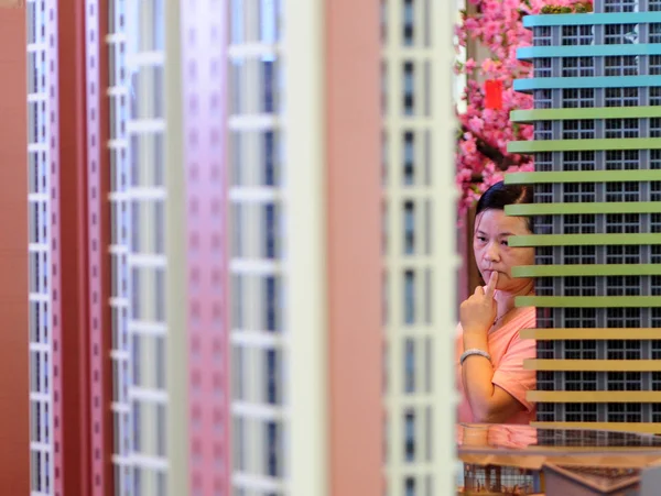 Acheteur Chinois Regarde Les Modèles Logement Centre Vente Projet Immobilier — Photo
