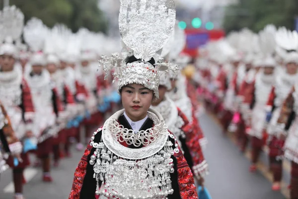 少数民族ミャオ族の若い中国の女性に身を包んだ道路に沿って伝統的な衣装パレードの 2016 貴州省剣河 Yang Asha 文化祭中に剣河県 黔ミャオ族とドン自治県 中国南西部の貴州省プロブ — ストック写真