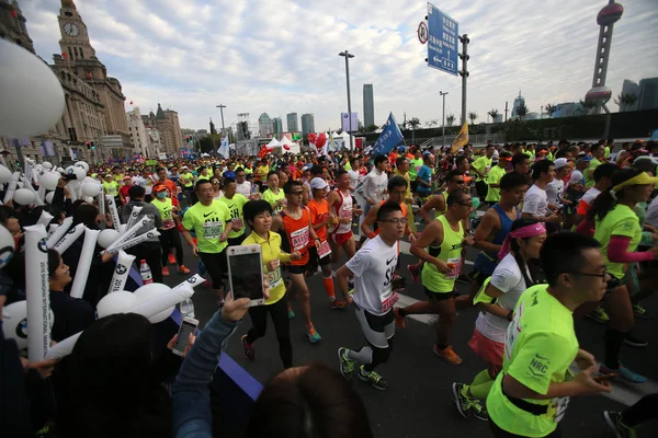 참가자 2016 상하이 2016 상하이 마라톤에서 따라서 — 스톡 사진