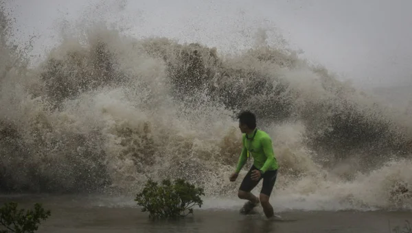Chinese Man Runs Away Tidal Bores Caused Typhoon Sarika Surge — Stock Photo, Image