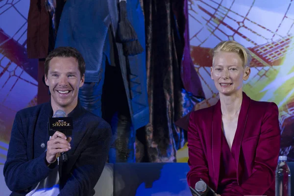 Actriz Británica Tilda Swinton Derecha Actor Benedict Cumberbatch Asisten Una — Foto de Stock