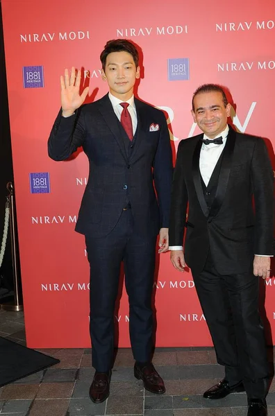 韓国歌手兼俳優チョン ジフン 彼の段階名前 雨とダイヤモンド ジュエリー デザイナー Nirav Modi によってよく知られている開会式のジュエリー店の Nirav — ストック写真