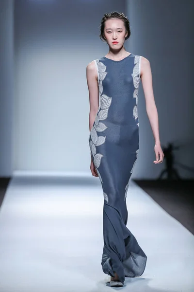 モデルは 2016 上海に上海ロンドンファッションウィークの春 2017年中 Oricell のファッションショーで新しい創造を表示します — ストック写真