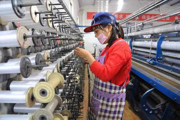 Una Trabajadora China Monitorea Producción Hilo Red Pesca Una Fábrica —  Fotos de Stock
