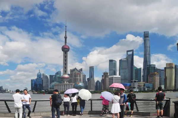 Turyści Odwiedzają Bund Przeciwko Panoramę Dzielnicy Finansowej Lujiazui Shanghai Tower — Zdjęcie stockowe